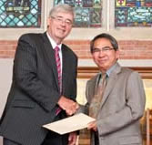 Prof. Yoong receives award from VC Pat Walsh